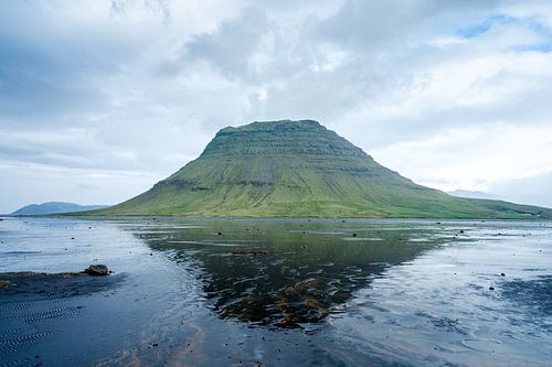 Baai met Kirkjufell berg in IJsland