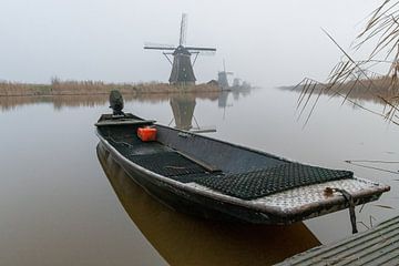 Mühle und Boot Kinderdijk im Nebel von Merijn Loch