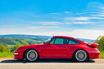 Porsche 911 Turbo in een heuvelachtig landschap