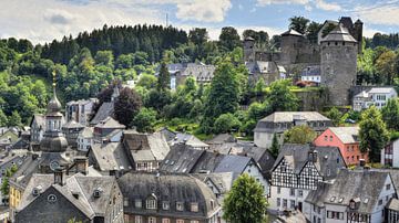 Uitzicht op de oude stad van Monschau in de Duitse Eifel van Cor Brugman
