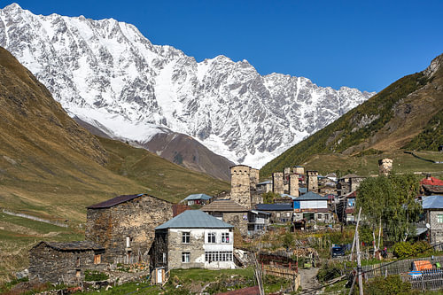 Ushguli onder de besneeuwde Sjchara in Georgie
