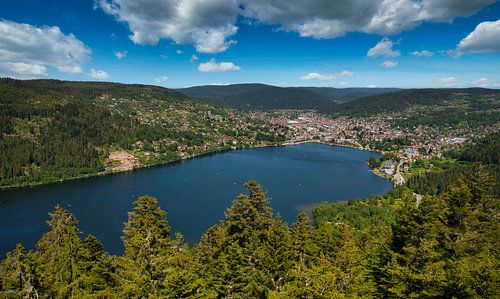 Uitzicht op het meer van Gérardmer in de Vogezen