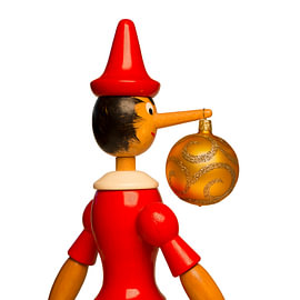 Pinocchio met gouden kerstbal van Elisabeth Aardema