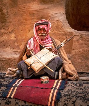 Bedoeïen man in de woestijn. van ramona stoker