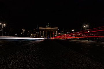 Het verkeer in Berlijn, bij de Brandenburger Tor van Miranda Engwerda