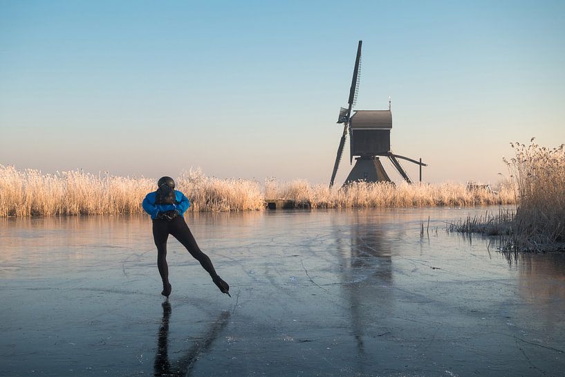 Oud-Hollands schaatsen langs molen en riet met rijp van iPics Photography