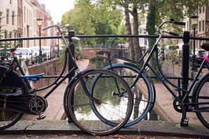 Fietsen aan de gracht van Julian Buijzen