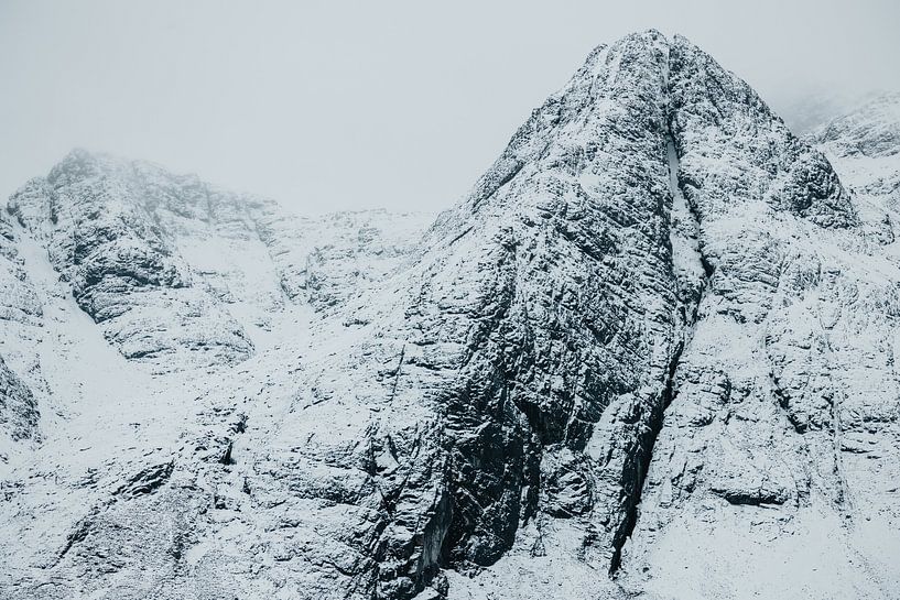 Verschneite Berge | Kunstdruck | Isle of Skye Schottland von Elise van Gils