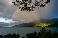 Regenbogen in Lac de Serre-Ponçon von Joran Maaswinkel Miniaturansicht