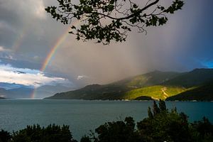 Regenboog in Lac de Serre-Ponçon van Joran Maaswinkel