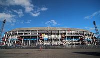 Voorkant stadion van Feijenoord met de bekende letters in groothoek