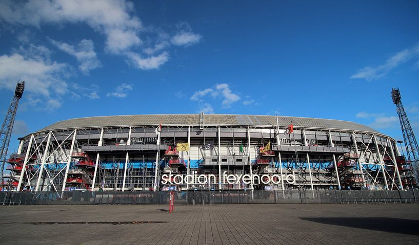 Voorkant stadion Feyenoord met de bekende letters in groothoek van André Muller
