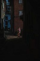 Une femme marche dans les rues de Bhaktapur, au Népal.