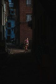 Vrouw loopt in de straten van Bhaktapur Nepal van Ayla Maagdenberg