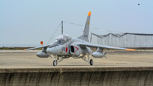 Jet-Trainingsflugzeug vom Typ Kawasaki T-4 der japanischen Luftselbstverteidigungsstreitkräfte.