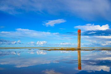 Strandpaal op het eiland Texel met een weerspiegeling op de voorgrond van Sjoerd van der Wal