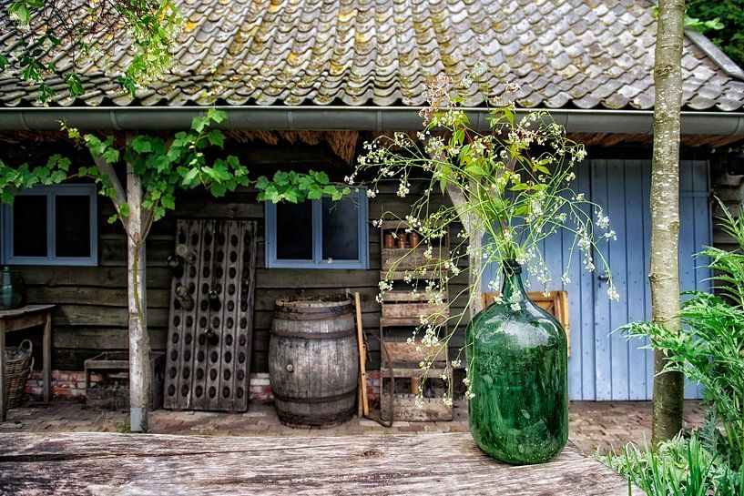 Gartenstillleben mit Vase. von Tilly Meijer