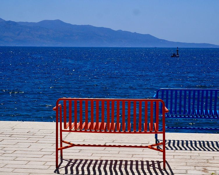 Deux bancs de bord de mer aux couleurs vives par Judith van Wijk