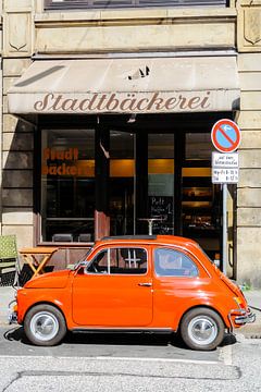 Fiat 500 italienischer Oldtimer geparkt in der Stadt