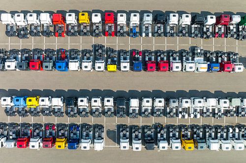 Vrachtwagens in een rij op een parkeerplaats van bovenaf gezien