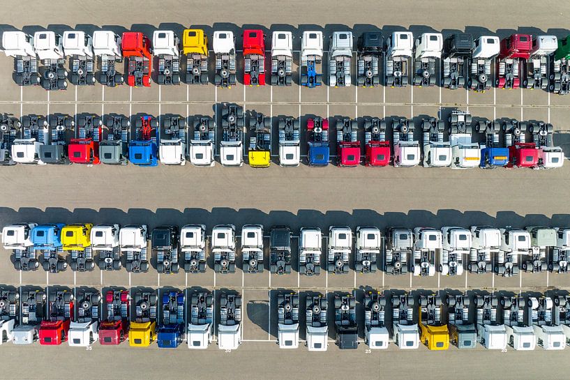Vrachtwagens in een rij op een parkeerplaats van bovenaf gezien van Sjoerd van der Wal Fotografie