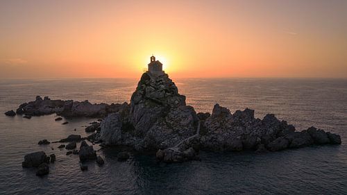 Coucher de soleil près de la petite église sur le rocher au Monténégro