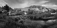 Panorama der Fachwerkhäuser in Schiltach in schwarz-weiß von Henk Meijer Photography Miniaturansicht