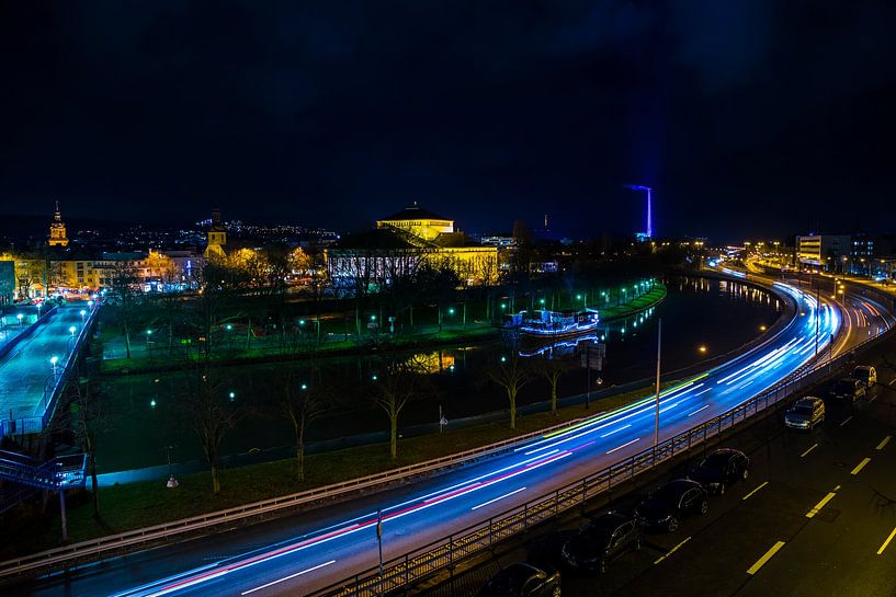 Deutschland, Magischer Nachthimmel über Dächern und belebter Autobahnstraße von von adventure-photos