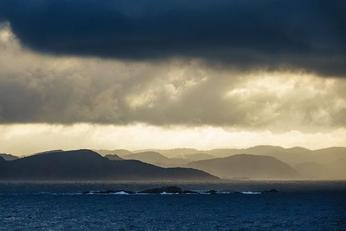 Wolken über den Lyngdalsfjord in Norwegen