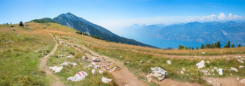 panoramisch landschap Monte Baldo, wandelpad bij de berg van SusaZoom