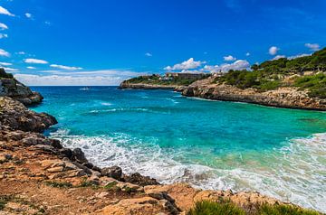 Mallorca strand van Cala Anguila, idyllische baai zee, Spanje van Alex Winter