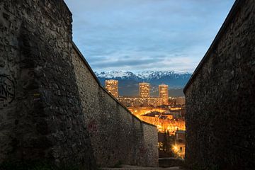 View of Grenoble after sunset from the Bastille van Luis Boullosa