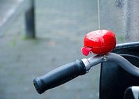 rode fietsbel op de fiets met windscherm