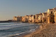 Strand en de huizen van Cefalu op Sicilië in het laatste zonlicht van iPics Photography thumbnail