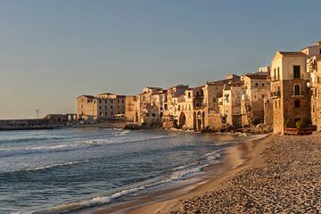 Village de bord de mer Cefalu en Sicile dans la lumière du coucher du soleil
