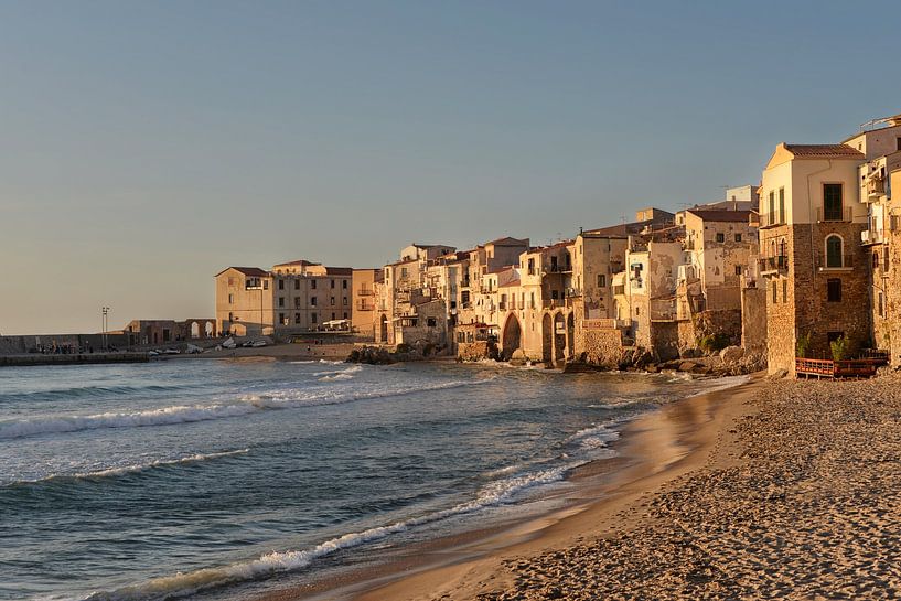 Strand en de huizen van Cefalu op Sicilië in het laatste zonlicht van iPics Photography