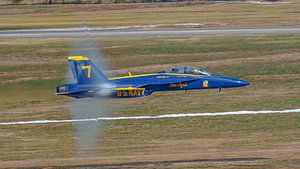 Passage à grande vitesse des Blue Angels #7 lors d'un meeting aérien.