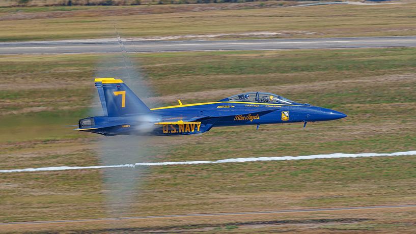 Passage à grande vitesse des Blue Angels #7 lors d'un meeting aérien. par Jaap van den Berg