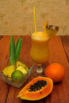 Tropische alcoholvrije cocktail met ananas-limoen-papaya-sinaasappel van Babetts Bildergalerie