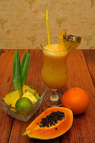 Tropische alcoholvrije cocktail met ananas-limoen-papaya-sinaasappel
