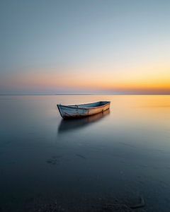 Ruhiges Wasser, kleines Boot