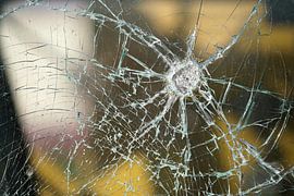 Zerstörte kaputte Fensterscheibe, mit der Struktur von zerstörtem gesplittertem Glas von Heiko Kueverling