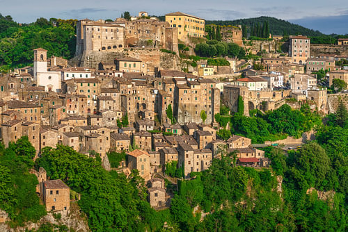 Blick auf die mittelalterliche Stadt Sorano auf einem Hügel, Tuffgestein, Maremma, Toskana