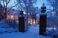 oude poort in park Wallanlagen in de winter met sneeuw bij schemering, Bremen, Duitsland I Oude Poor van Torsten Krüger thumbnail