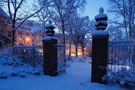 altes Tor im Park Wallanlagen im Winter mit Schnee bei Abenddaemmerung, Bremen, Deutschland    I Old