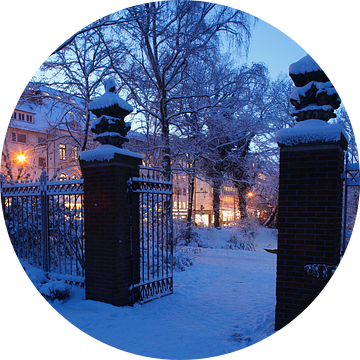 oude poort in park Wallanlagen in de winter met sneeuw bij schemering, Bremen, Duitsland I Oude Poor van Torsten Krüger