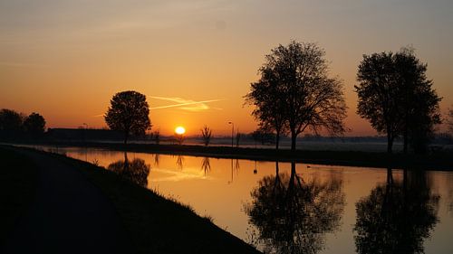 Sonnenaufgang an der Uferpromenade