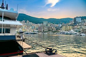 Superyachten im Hafen von Monaco im Sommer