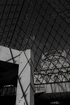Louvre-Hauptsaal in Schwarz-Weiß-Fotografie, Paris Frankreich von Manon Visser