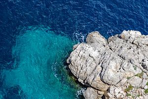 Kustlandschap voor het schiereiland La Victoria in Mallorca van Reiner Conrad